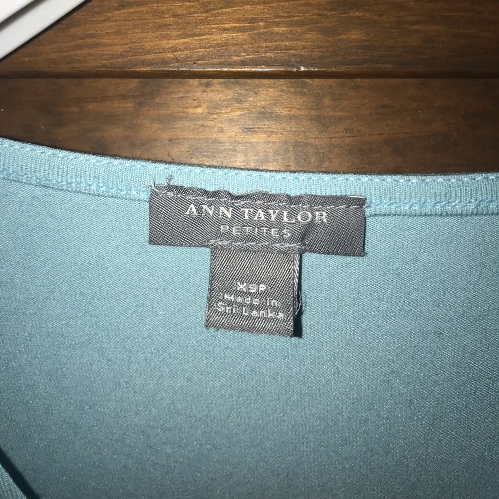 🦋ANN TAYLOR🦋short sleeve top EXTRA SMALL petite - Picture 2 of 4